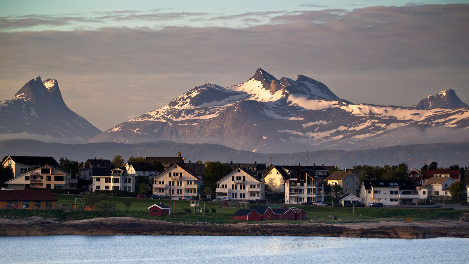 Fjell i bakgrunnen av Bodø