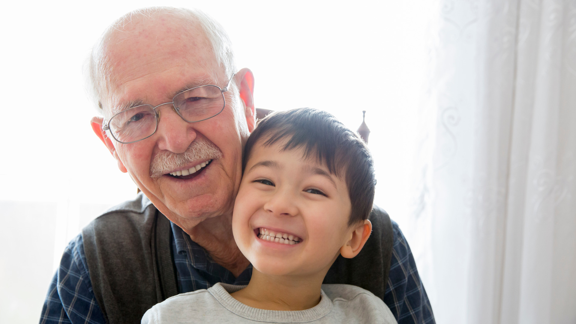 Eldre mann med ung gutt på fanget antagelig bestefar med barnebarn
