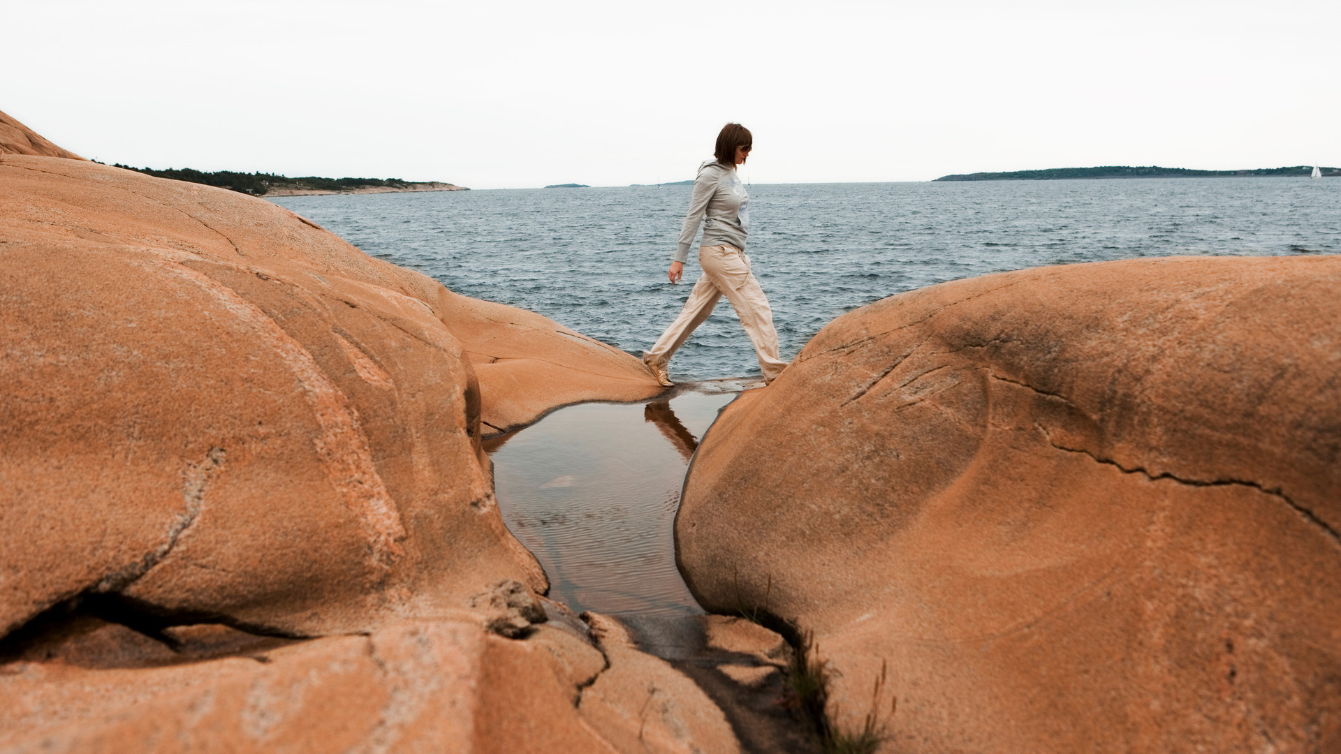 Kvinne hopper på svabergene i Engelsviken, Østfold